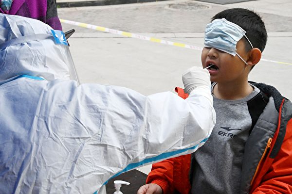 중국 허베이성, 한 어린이가 방코로나19 검사를 받고 있다.ㅣSTR/AFP via Getty Images