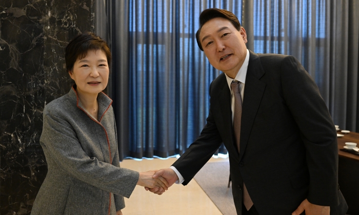 윤석열 대통령 당선인이 4월 12일, 박근혜 전 대통령을 만났다. | 대통령직인수위원회 제공