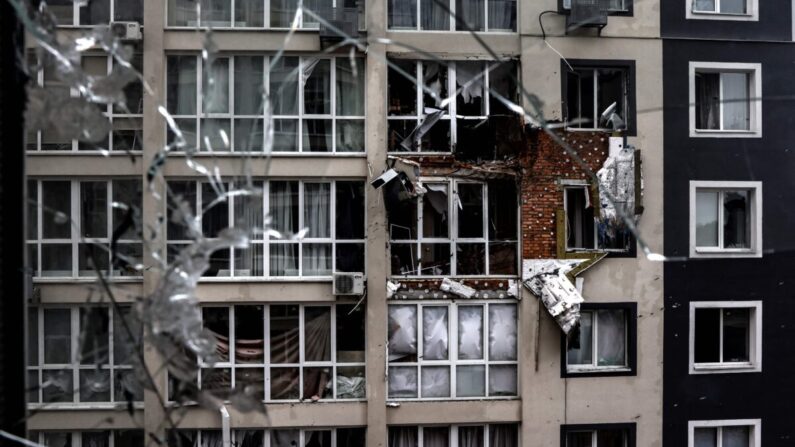 우크라이나 키예프 북서부 도시 부차의 한 아파트가 손상을 입었다. 2022.4.2 | RONALDO SCHEMIDT/AFP via Getty Images/연합