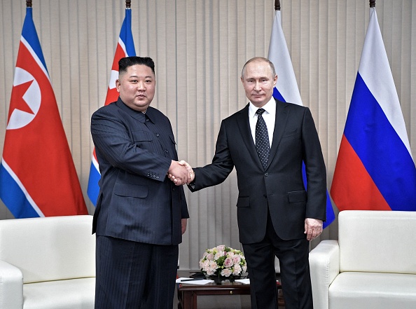 블라디미르 푸틴 러시아 대통령이 2019년 4월 25일 블라디보스토크 인근 루스키섬 극동연방대학에서 김정은 북한 국무위원장과 만나 악수하고 있다. | ALEXEY NIKOLSKY/SPUTNIK/AFP via Getty Images