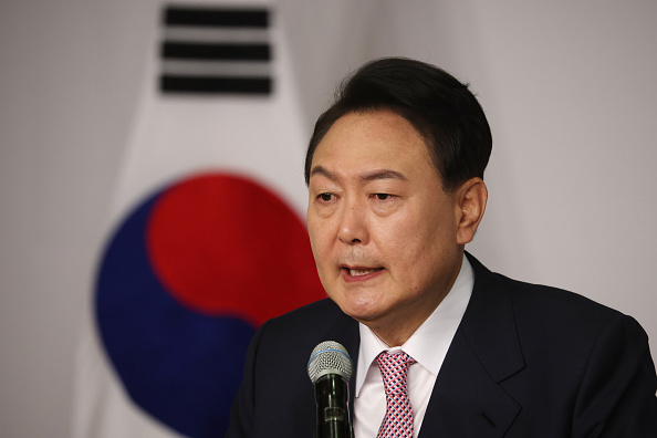 윤석열 대통령 당선자가 2022년 3월 10일 국회에서 열린 기자회견에서 발언하고 있다. | Kim Hong-Ji - Pool/Getty Images