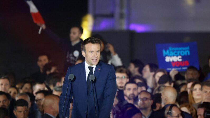 프랑스의 에마뉘엘 마크롱 대통령이 24일(현지시각) 재선 유력 보도가 발표되자 지지자들 앞에서 연설하고 있다. | LUDOVIC MARIN/AFP via Getty Images/연합