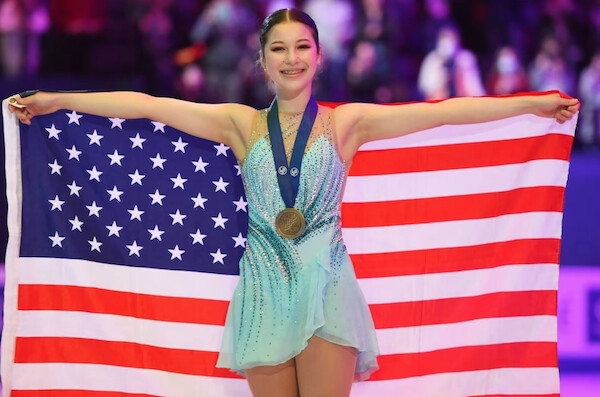 미국 피겨 스케이팅 여자 대표 알리사 리우(16) 선수가 지난 3월 25일 프랑스 몽펠리에에서 열린 2022년 ISU 피겨 스케이팅 세계선수권 여자 싱글에서 동메달을 획득한 후 미국 국기인 성조기를 들고 기뻐하고 있다. | AFP/연합