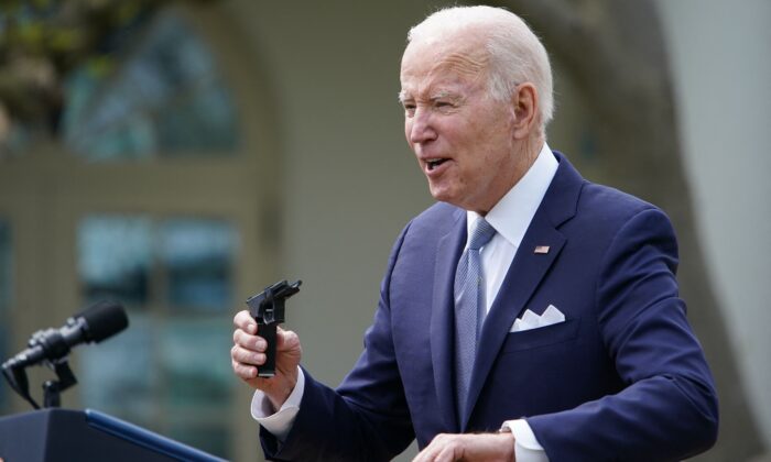 미국 조 바이든 대통령이 지난 11일 백악관 로즈가든에서 총기 규제안 발표 도중 유령총 조립키트를 들어 보이고 있다. 2022.4.11 | MANDEL NGAN/AFP via Getty Images/연합