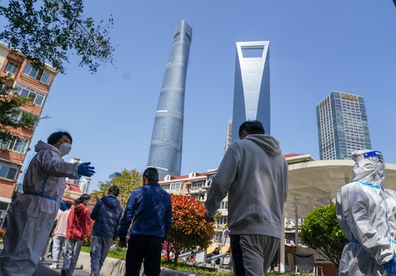 지난 4일 상하이 금융가인 푸둥 루자쭈이 주민이 핵산 검사를 받고 있다. | 신화/연합
