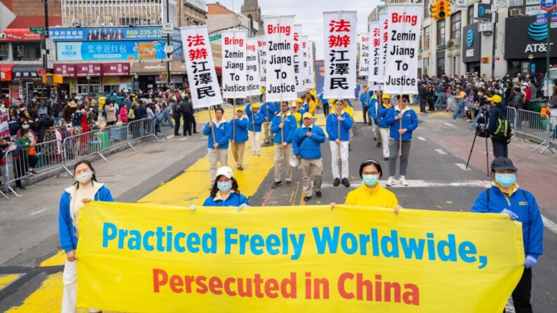 미국 뉴욕에서 4·25 청원 23주년을 기념하는 파룬궁 수련자들의 퍼레이드가 진행됐다. 2022.4.23 | 래리 다이/에포크타임스