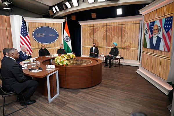  조 바이든(왼쪽) 미국 대통령이 11일 백악관에서 나렌드라 모디 인도 총리(화면)와 화상으로 정상회담을 진행하고 있다. | 워싱턴=AFP/연합