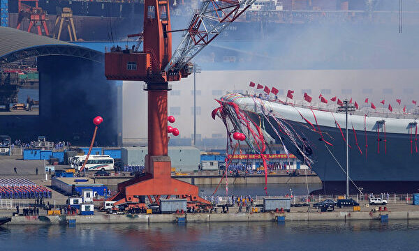 중국선박중공업그룹 다롄(大連) 조선소에서 중국이 자체개발한 첫 자국산 항공모함인 '산둥함'의 진수식을 거행하고 있다. 2017.4.26 | STR/AFP via Getty Images/연합