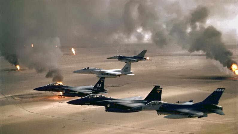 1991년 걸프전 사막폭풍 작전 당시 미 공군 제4전투기연대의 F-16, F-15C, F-15E 전투기가 이라크군에 의해 불붙은 쿠웨이트 유전 상공을 비행하고 있다. | 미 공군 제공