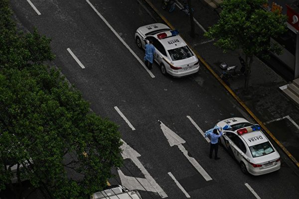 2022년 4월 26일, 경찰이 봉쇄 중인 상하이 징안(靜安)구 거리. | Hector RETAMAL/AFP=연합