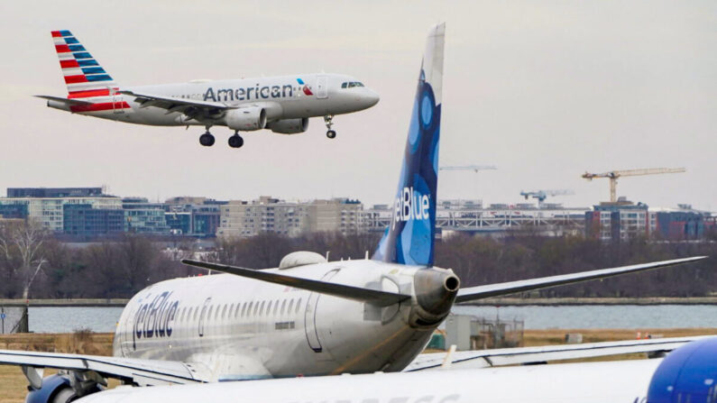 기사와 직접 관련 없는 자료사진. 미국 버지니아주 앨링턴의 레이건 국제공항을 오가는 항공기들. 2022.1.24 | 로이터=연합