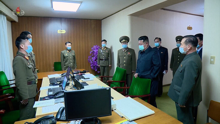 김정은 북한 국무위원장이 지난 12일 국가비상방역사령부를 방문해 코로나19 방역실태를 점검하고 전국적인 전파상황을 요해했다고 조선중앙TV가 13일 보도했다. | 연합