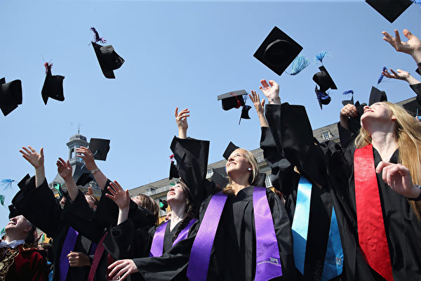 졸업식에 참석한 미국 대학 졸업생들 | Andreas Rentz/Getty Images