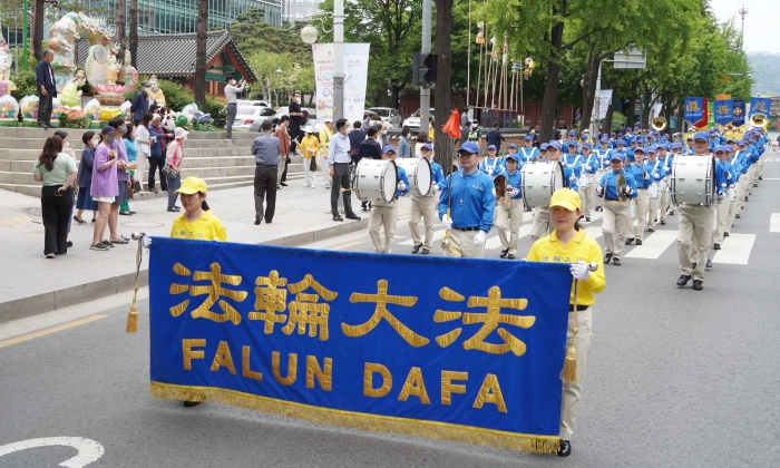 국내 파룬궁 수련자들이 서울 도심에서 5월 13일, 제23회 '세계파룬따파의 날' 및 파룬따파 홍전(洪傳) 30주년을 기념해 퍼레이드를 하고 있다. | 이유정/에포크타임스