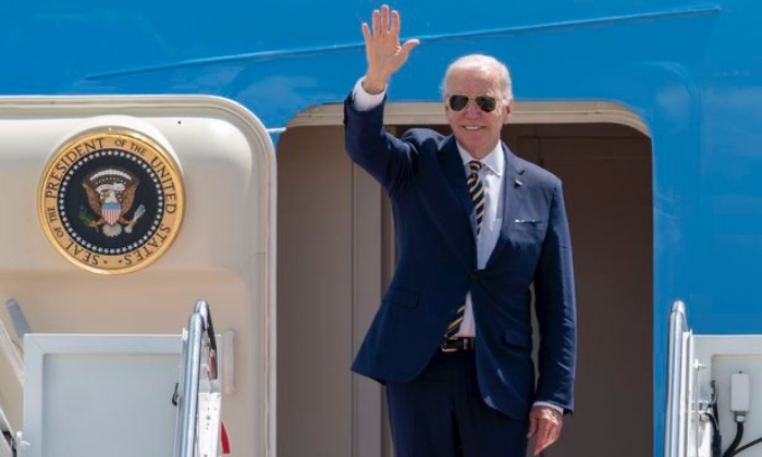 조 바이든 미국 대통령이 5월 19일(현지 시간) 메릴랜드주 앤드루스 공군기지에서 한일 순방을 위해 전용기인 에어포스원에 오르며 손을 흔들고 있다. | 연합뉴스