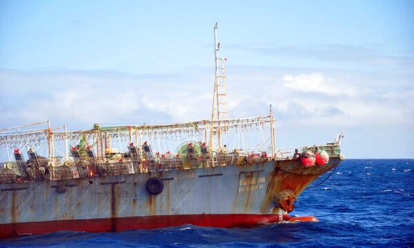 2016년 남아공 해역을 침범해 불법 조업을 하다가 적발되자 도주하던 중 남아공 당국에 나포된 중국 어선 '푸위안위(福遠漁) 7881호' | AP통신