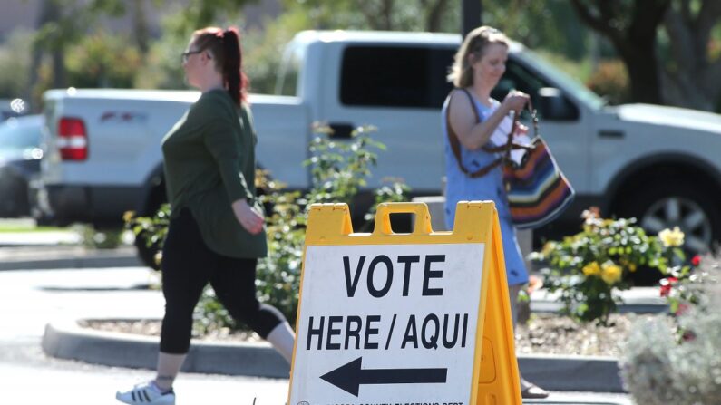 미국 애리조나 마리코파 카운티의 유권자들이 중간선거 투표를 투표소로 샹하고 있다. 2018.11.6 | Ralph Freso/Getty Images