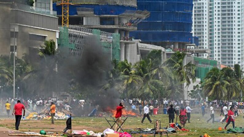 지난 9일 시위대 간 충돌이 발생한 스리랑카 콜롬보 대통령 집무실 인근. | AFP=연합