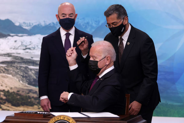 미국 알레한드로 마요르카스 국토안보부 장관(왼쪽)과 조 바이든 대통령(가운데) | Alex Wong/Getty Images