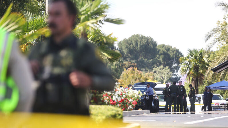 지난 15일(현지 시각) 총격사건이 발생한 미국 캘리포이나주 라구나우즈 교회에서 경찰이 사건 현장을 조사하고 있다. 2022.5.15| Mario Tama/Getty Images