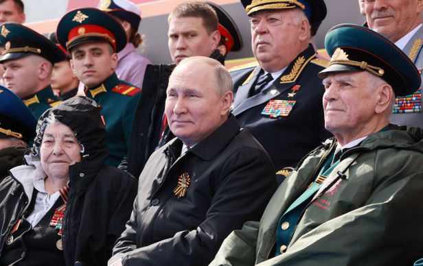 푸틴 러시아 대통령이 지난 9일 모스크바에서 열린 전승절 기념 열병식을 참관하고 있다. | 연합뉴스