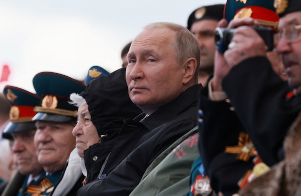 블라디미르 푸틴 러시아 대통령이 9일(현지시간) 모스크바에서 열린 2차 세계대전 종전 기념일(전승절)에 군 열병식을 보고 있다. 2022.5.9 | 로이터/스푸트니크통신=연합뉴스