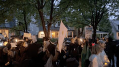 美 낙태 찬성 시위대, 대법관 자택 몰려가 촛불 켜고 항의