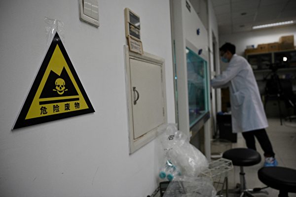 기사와 직접 관련 없는 자료 사진. 중국 칭화대의 한 연구실에서 연구자가 실험실에 들어가고 있다. 2021.12.9 | Noel Celis/AFP=연합
