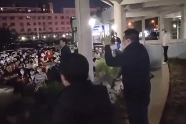 15일 중국 베이징대 학생들이 학교 측의 기습적인 기숙사 봉쇄에 항의해 시위를 벌이자, 대학 부총장(우)이 현장에 나와 확성기를 통해 해산을 호소했다. | 영상 캡처