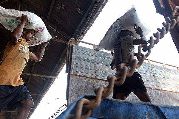 인도 뭄바이 항구에서 근로자들이 설탕이 담긴 자루를 옮기고 있다. INDRANIL MUKHERJEE/AFP via Getty Images=연합 