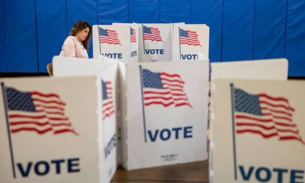 미국 버지니아주의 한 초등학교에 마련된 투표소에서 한 유권자가 투표하고 있다. 2020.3.3 | Samuel Corum/Getty Images