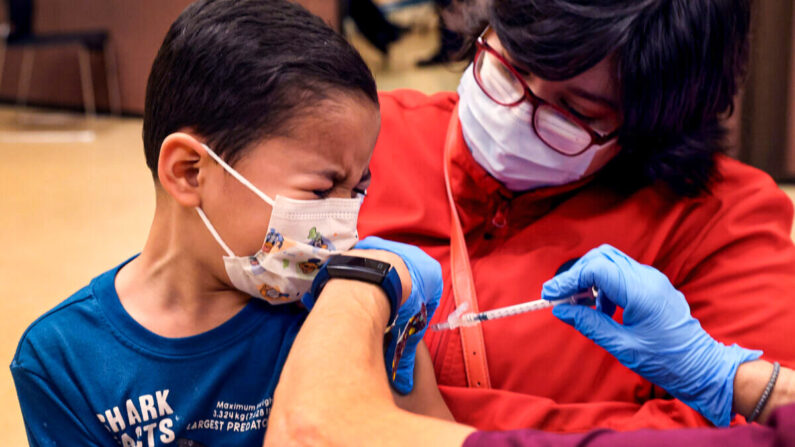 미국 시카고의 한 초등학교 1학년 학생이 시카고 아르투로 벨라스케즈 연구소에서 중공 바이러스(코로나19) 백신을 접종 받고 있다. 2021.11.12 | Scott Olson/Getty Images
