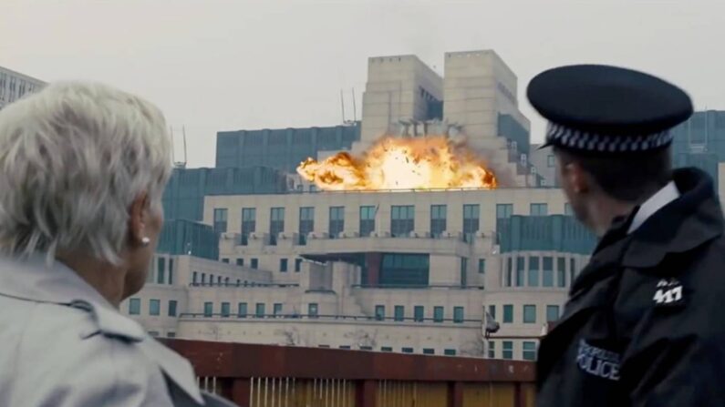 첩보 영화 시리즈 '007 스카이 폴'에서 영국 런던 MI6 청사가 폭파되는 것을 지켜 보는 MI6 국장 'M'과 경호원. | 영화 캡처.