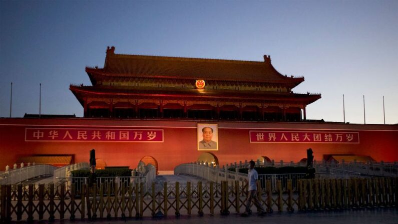 6·4 톈안먼 민주화운동 31주년인 4일 중국 베이징의 톈안먼 광장이 닫혀 있는 가운데 마스크를 쓴 남성이 광장 앞을 걸어가고 있다. 2020.6.4 | AFP=연합뉴스
