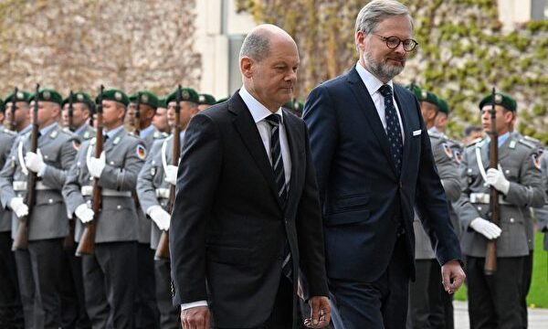 체코 페트르 피알라 총리(우)가 독일 올라프 숄츠 총리와 베를린에서 정상회담을 위하 만났다. 2022.5.5. | Tobias SCHWARZ/AFP=연합