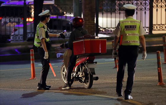 서울시 마포구 양화로 일대에서 경찰관들이 오토바이 운전자를 대상으로 음주단속을 하고 있다. | 연합뉴스


