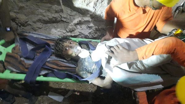 우물에 빠진지 사흘만에 극적으로 구조된 인도 소년 | 인터넷 영상 캡처