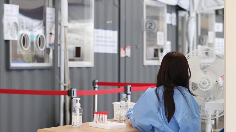 코로나19 선별진료소에서 의료진이 검사자를 기다리고 있다| 연합뉴스


