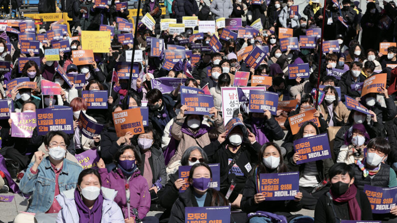 2022.03.05 서울 보신각 앞에서 열린 3·8 세계 여성의 날 기념 제 37회 한국여성대회에서 참석자들이 손팻말을 들고 있다. | 연합뉴스