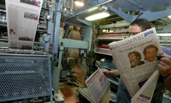 이스라엘의 일간 영어신문 '예루살렘 포스트' 발행 작업 도중 한 직원이 인쇄된 신문의 상태를 점검하고 있다. 2003.12.15. | David Silverman/Getty Images