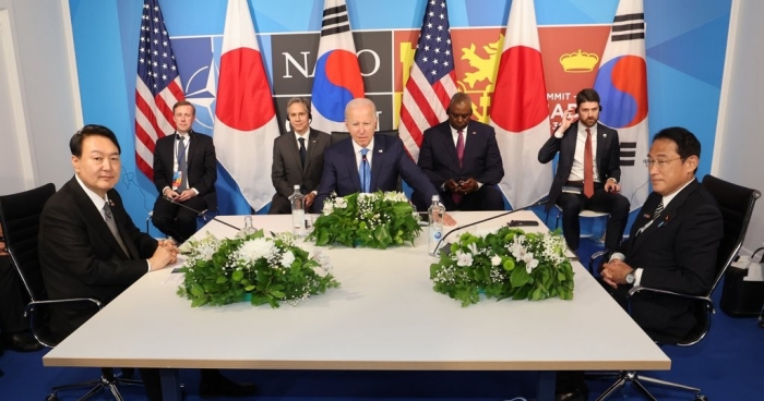 한미일 정상회담…북핵·미사일 위협에 초점 “3국 공조 강화”