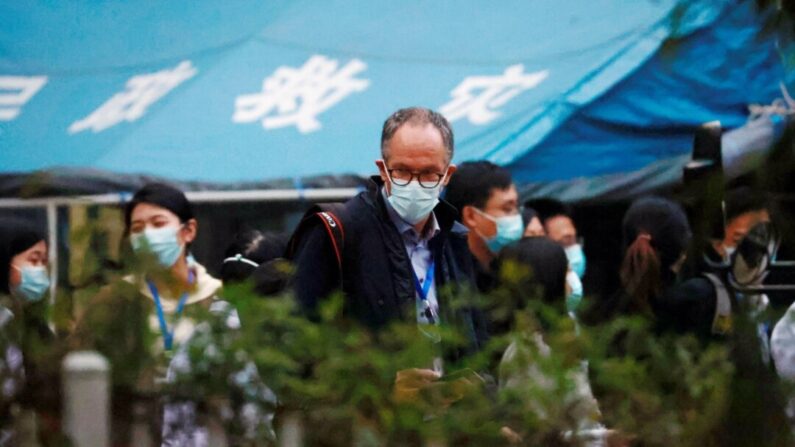 중국 후베이성 우한의 한 병원에 도착한 세계보건기구(WHO) 코로나19 기원 조사단. 2021.1.29 | 로이터=연합
