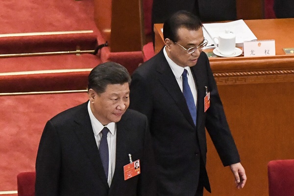 시진핑 총서기와 리커창 총리가 2020년 5월 22일 베이징 인민대회당에서 열린 전국인민대표대회 개막식에 참석하고 있다. | Leo Ramirez/AFP via Getty Images