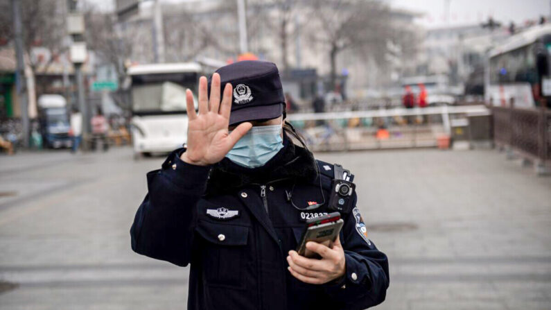 중국 베이징의 한 경찰관이 기자를 향해 사진 찍지 말라는 손짓을 하고 있다. 2021.3.5 | NICOLAS ASFOURI/AFP via Getty Images=연합뉴스 