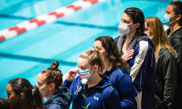 미국 매사추세츠주 케임브리지에서 열린 아이비리그 챔피언십 수영대회에서 펜실베이니아 대학교 선수들이 국가를 제창하고 있다. 2022.2.19 | Kathryn Riley/Getty Images