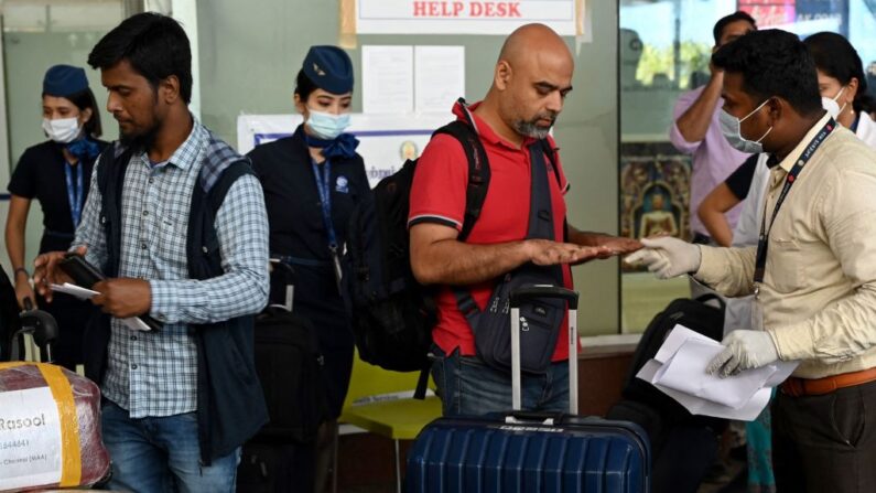 인도 첸나이 국제공항 터미널에서 보건요원들이 해외에서 입국한 승객들을 대상으로 원숭이두창 증세를 검사하고 있다. 2022.6.3 | ARUN SANKAR/AFP via Getty Images=연합뉴스