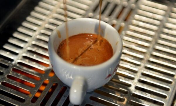 미국 뉴욕 소호지역의 한 카페에서 에소프레소 머신으로 커피를 추출하는 장면 | STAN HONDA/AFP via Getty Images=연합뉴스