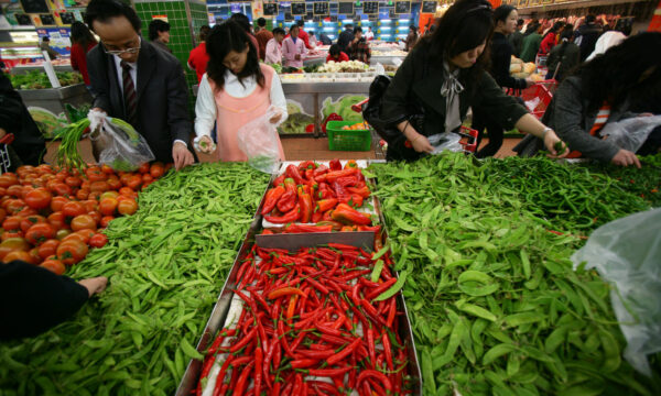 기사와 직접 관련 없는 자료사진 : 중국 충칭의 한 수퍼마켓에서 사람들이 야채를 살펴보고 있다. | China Photos/Getty Images