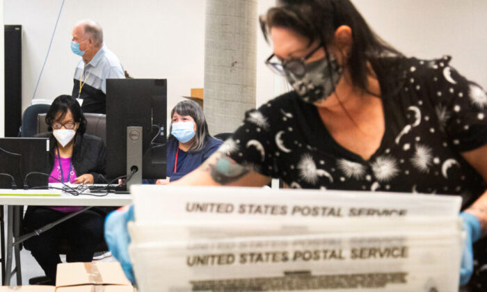 미국 애리조나주 마리코파 카운티 피닉스의 선거사무소에서 직원들이 2020년 미 대선 투표를 개표하고 있다. 2020.10.31 | Courtney Pedroza/Getty Images