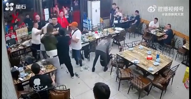 지난 10일 중국 허베이성 탕산시의 한 음식점에서 남성 9명이 여성 4명을 폭행하는 사건이 발생했다. 사진은 음식점 내에 설치된 CCTV에 포착된 범행 장면. 2022.6.12 | 웨이보